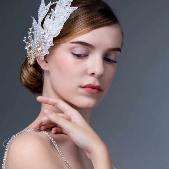 Feather-looking headpiece - Picture 3 of 4